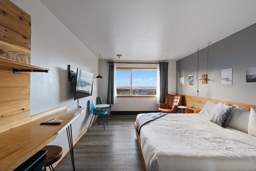 Adrift Hotel 12/50