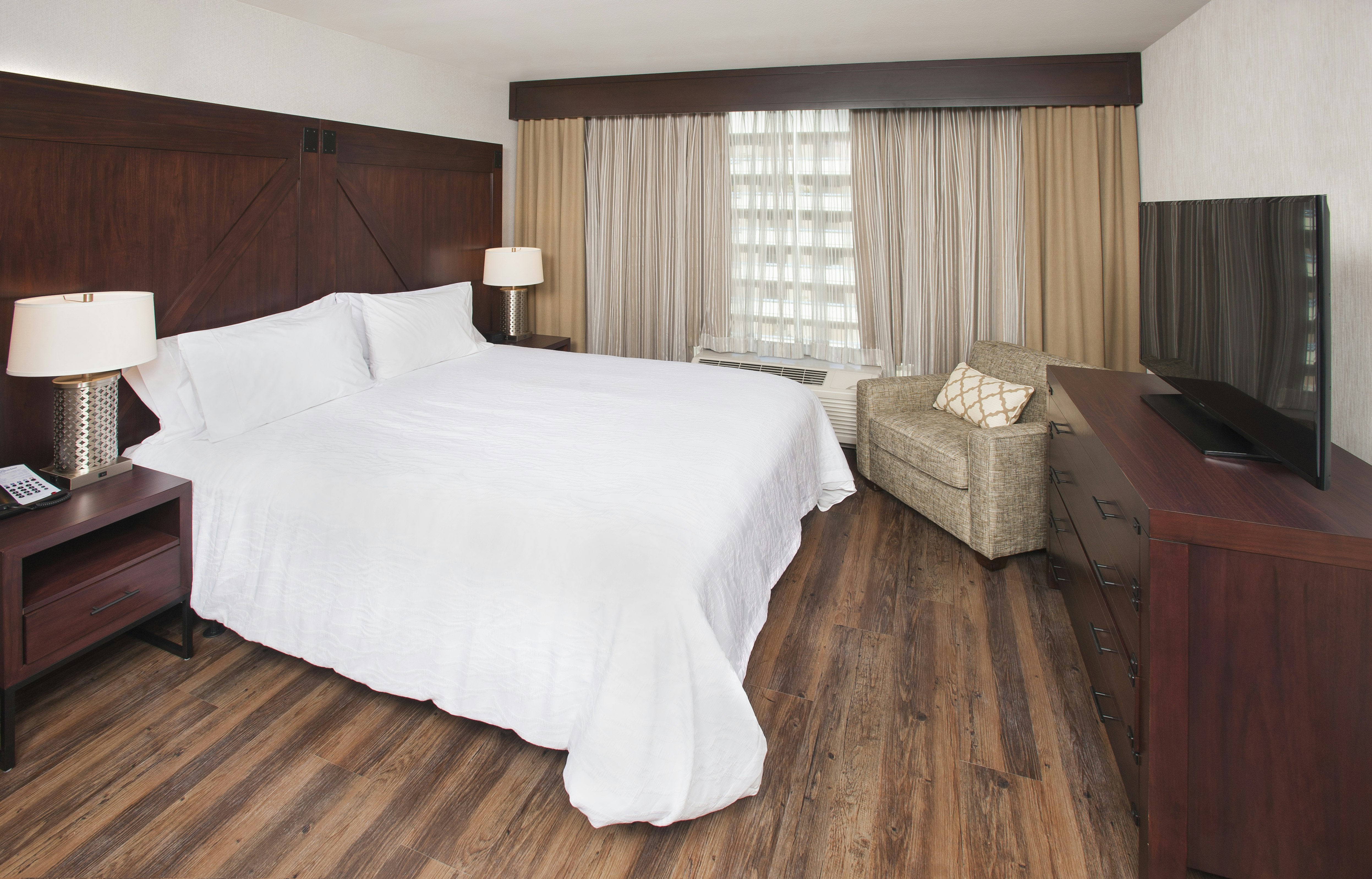 جناح بسرير كينج لذوي الإعاقة، Hilton Garden Inn Burbank Downtown 2/4