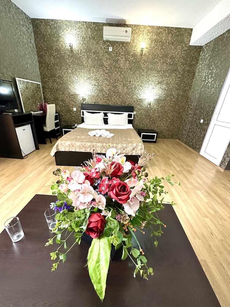 Qeroli Hotel 5/50
