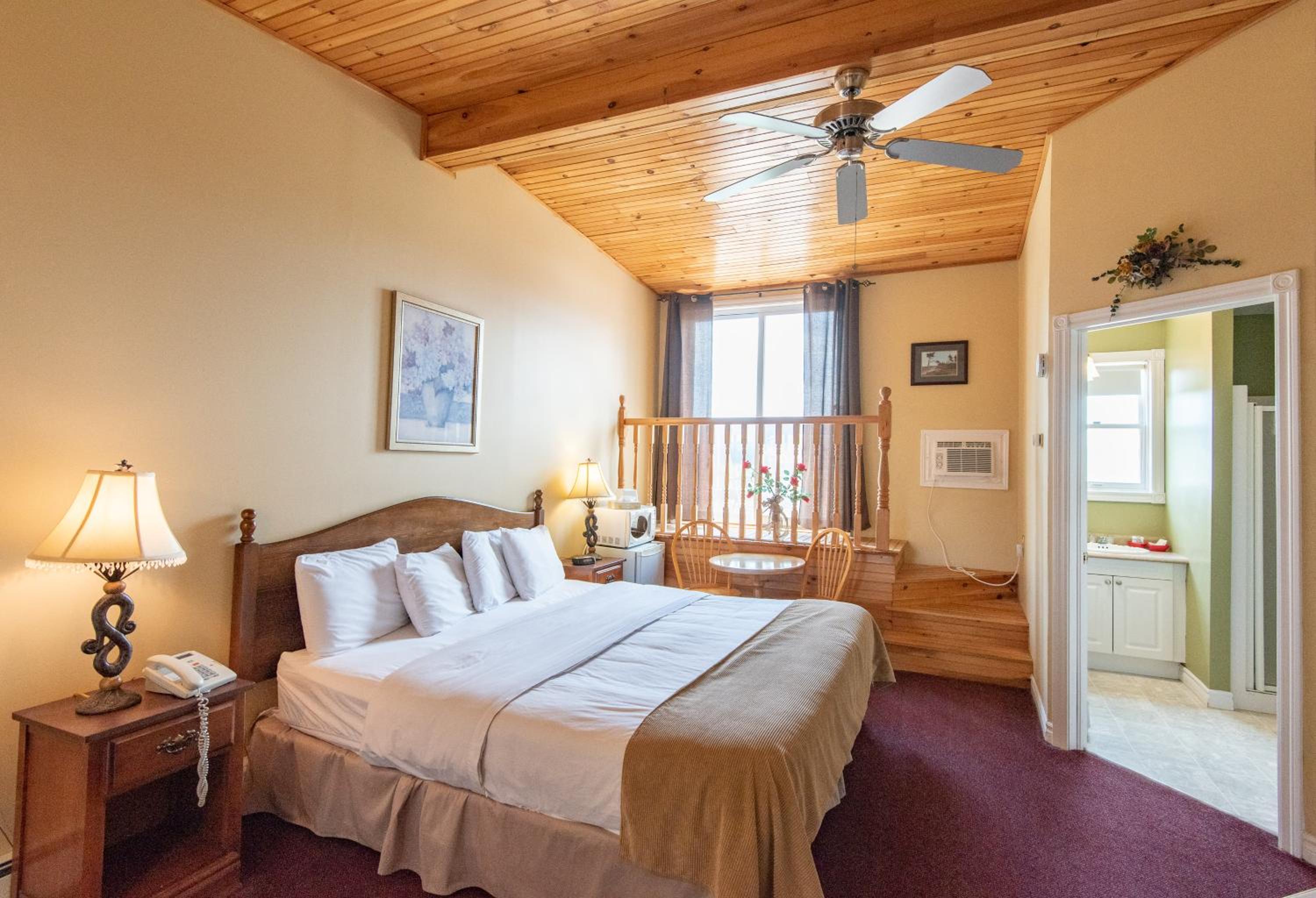 جناح بسرير كينج بجاكوزي، Canadas Best Value Inn & Suites Summerside 3/5