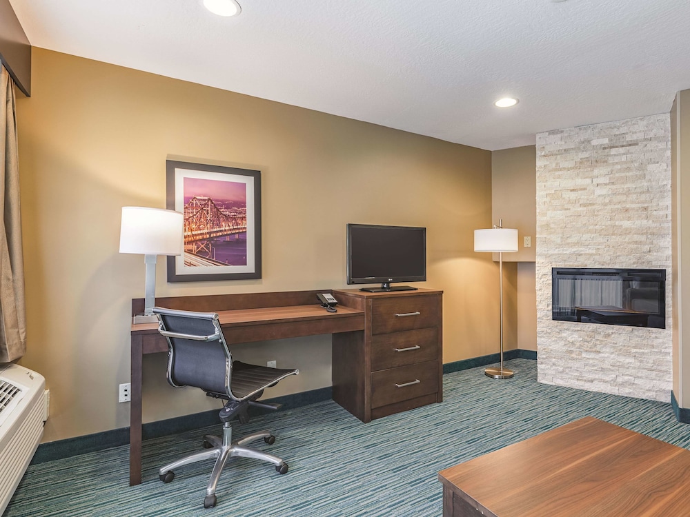 La Quinta Inn & Suites by Wyndham San Francisco Airport West 36/48