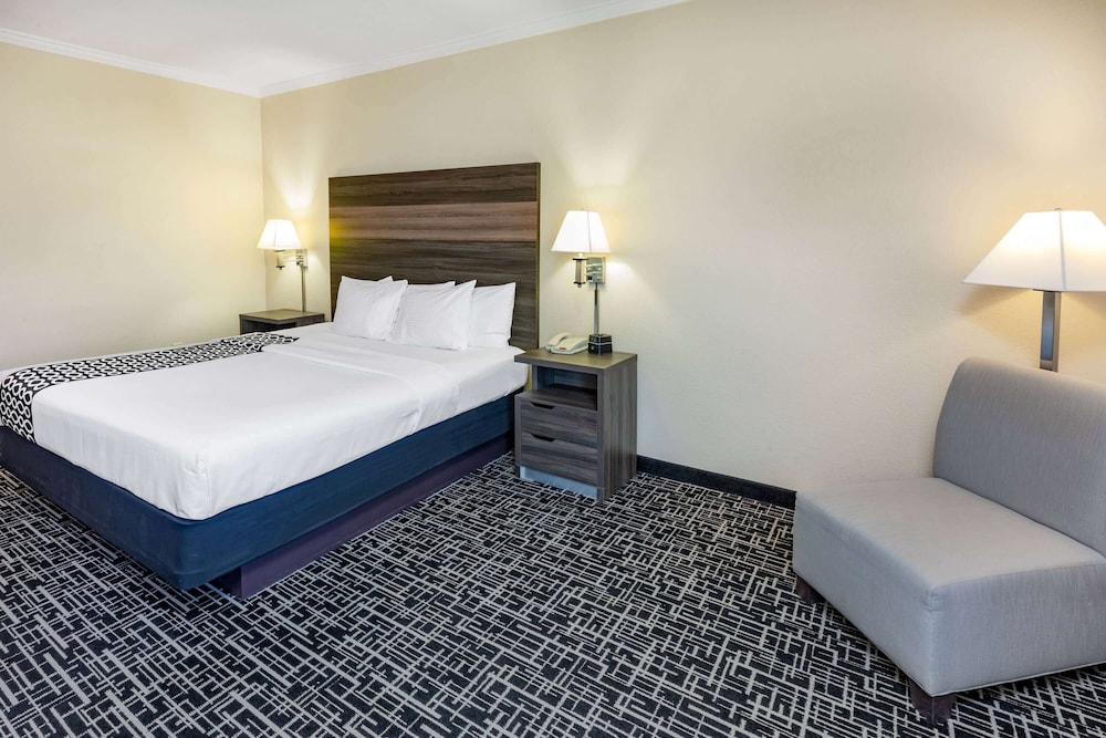 La Quinta Inn & Suites by Wyndham Garland Harbor Point 11/54