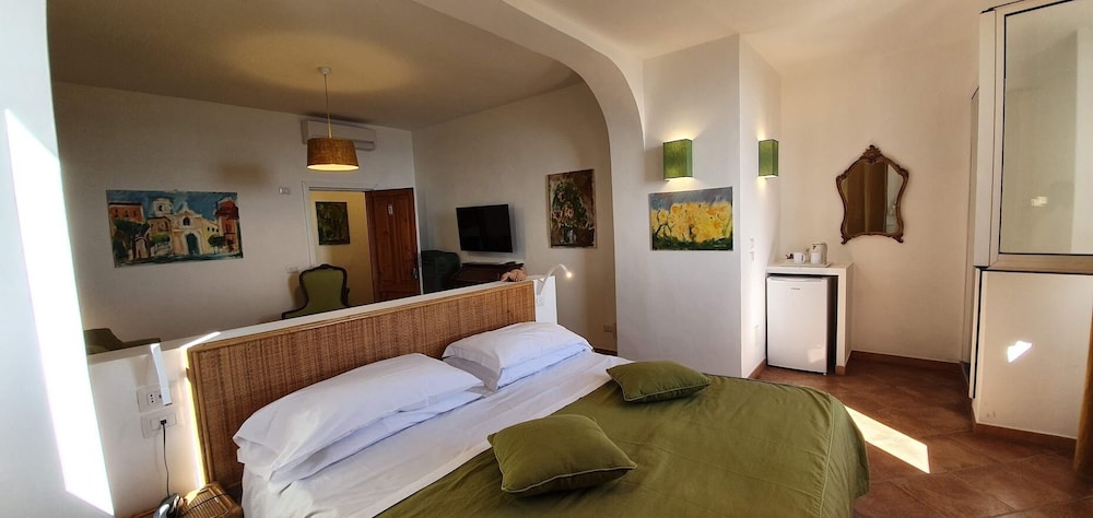 DELUXE, DOUBLE BED