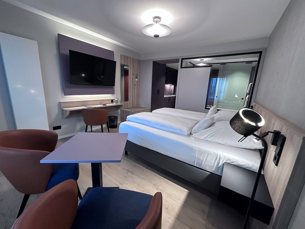 Deluxe, King Bed, Room in B&B - Studio for 2 People in Hamburg Mitte, Cozy and Modern 2/2