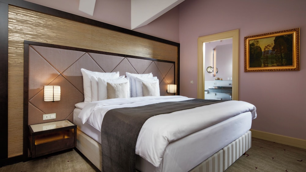 SIGNATURE, LUXURY, SUITE, KING BED, SOFA