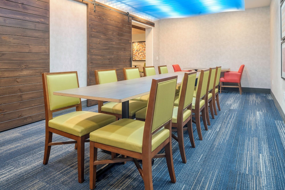 Holiday Inn Express Hotel And Suites Macon West 51/63