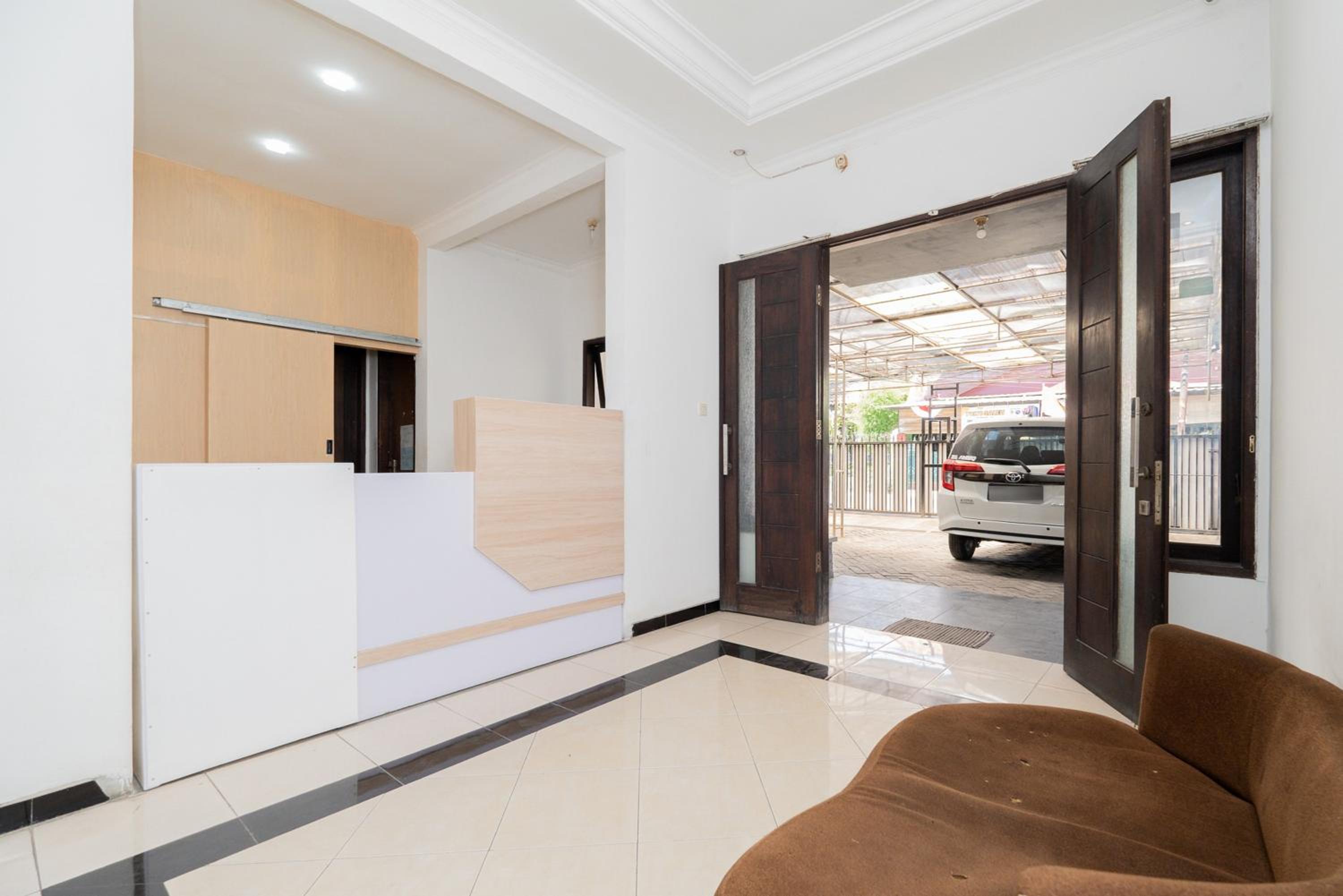 OYO Flagship 90524 Holistay Surabaya New 7/33