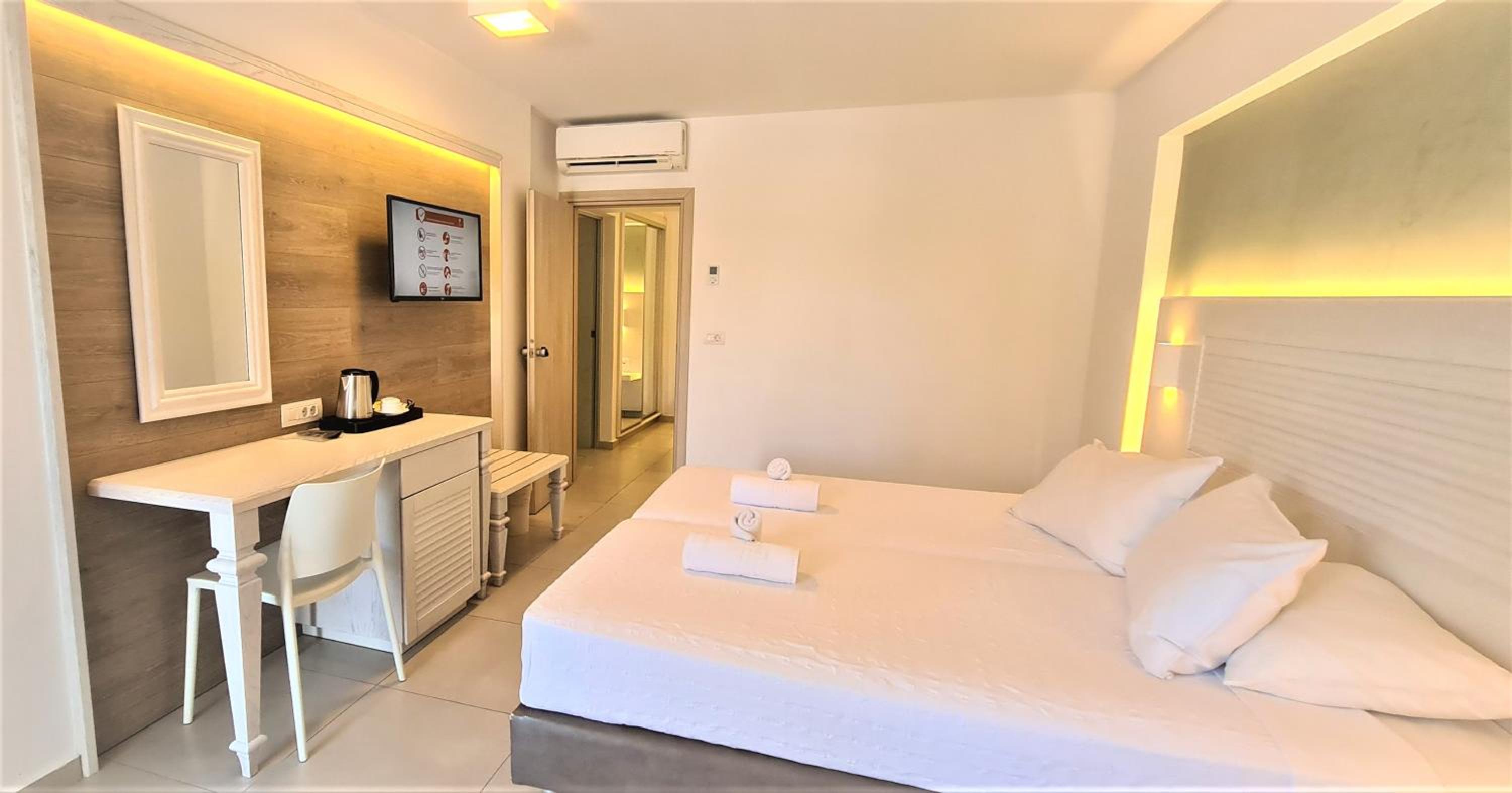 Deluxe, Family, Pool Area