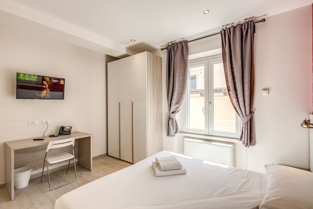 ROOM, DOUBLE OR TWIN BED