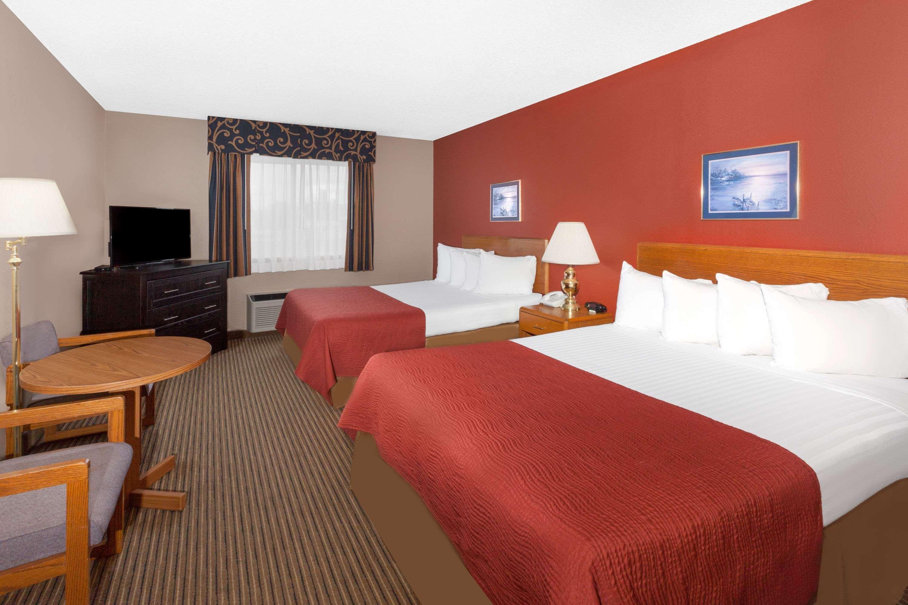 Family Suite, Studio, 2 Queen Beds, Courtyard View