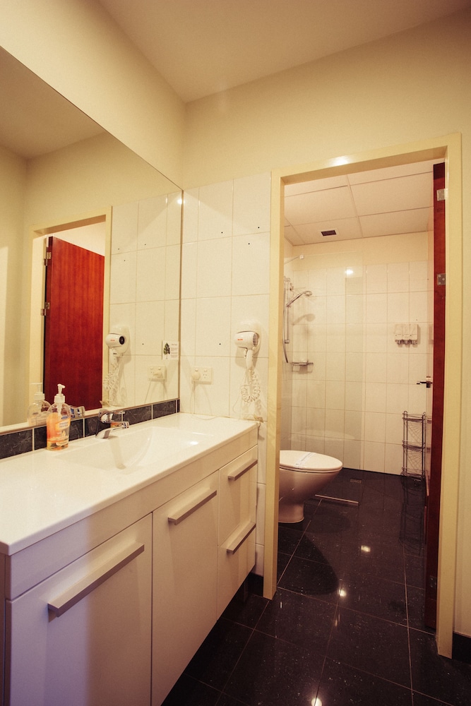 Yti Garden Hotel 60/62