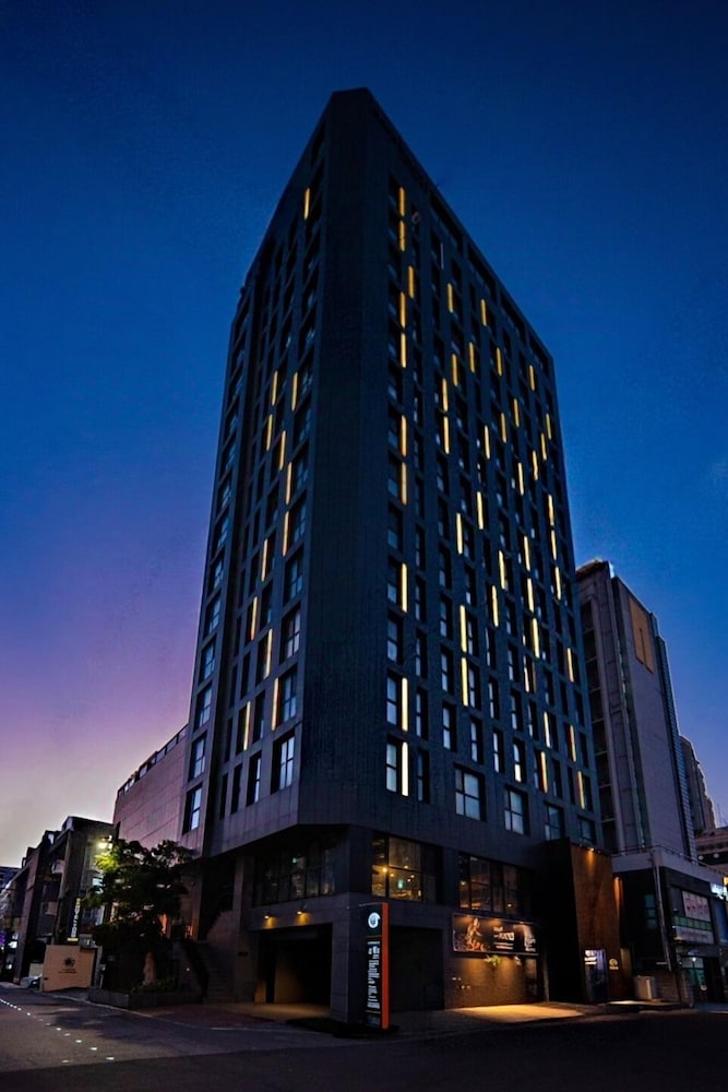 Hotel Alice and Trunk 3/48