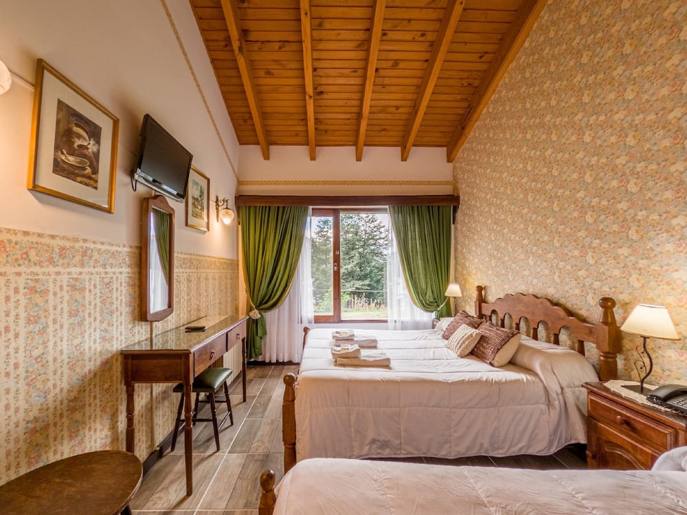 ROOM, QUADRUPLE, LAKE VIEW