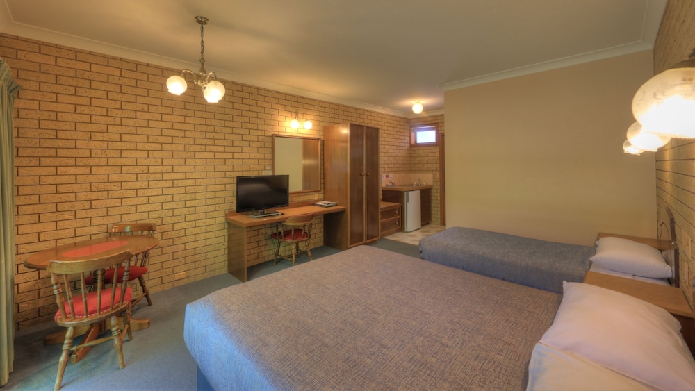 Barrass John Bright Motor Inn 27/43