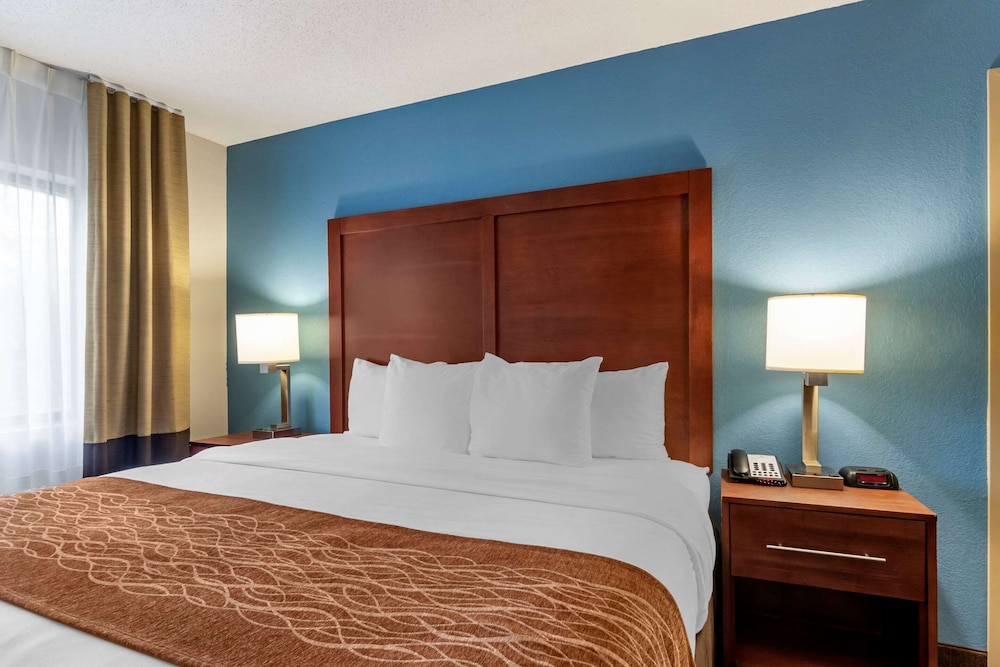 Comfort Inn and Suites Lees Summit Kansas City 16/50