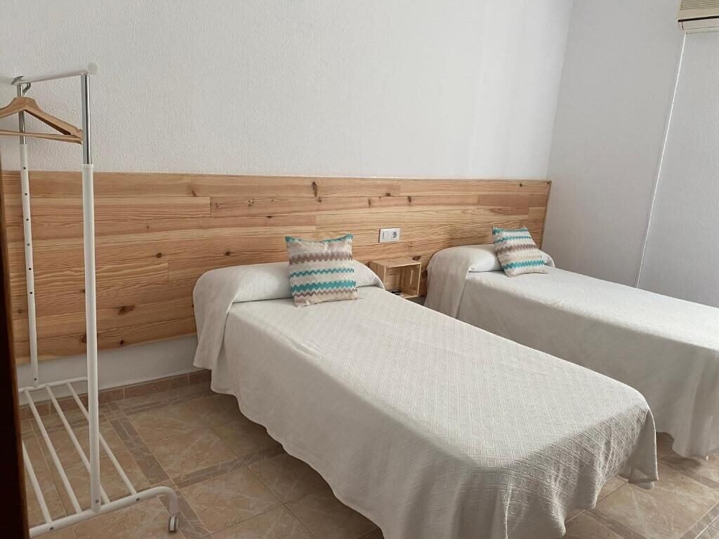 ROOM, TWIN BEDS