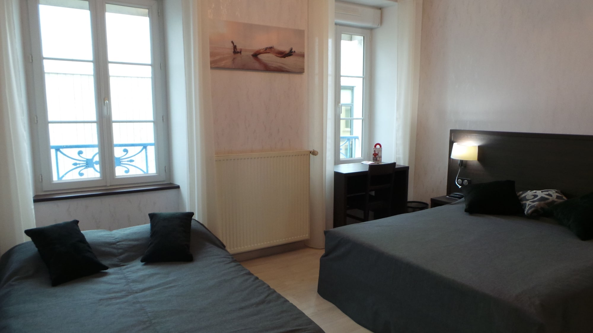 غرفة سوبيريور رباعية بسرير كوين مع أريكة، Hotel de La Renaissance 2/2
