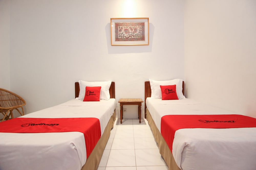 Reddoorz Plus Near Alun Alun Selatan 2 17/32