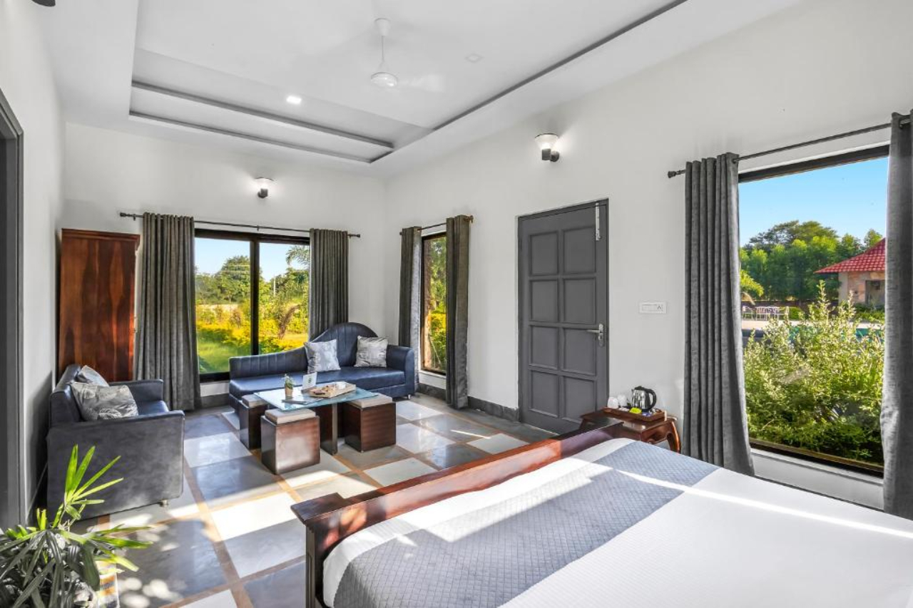 ELIVAAS Raas Stays 4 BHK Retreat with Pvt Pool & Scenic Aravali Views 8/17