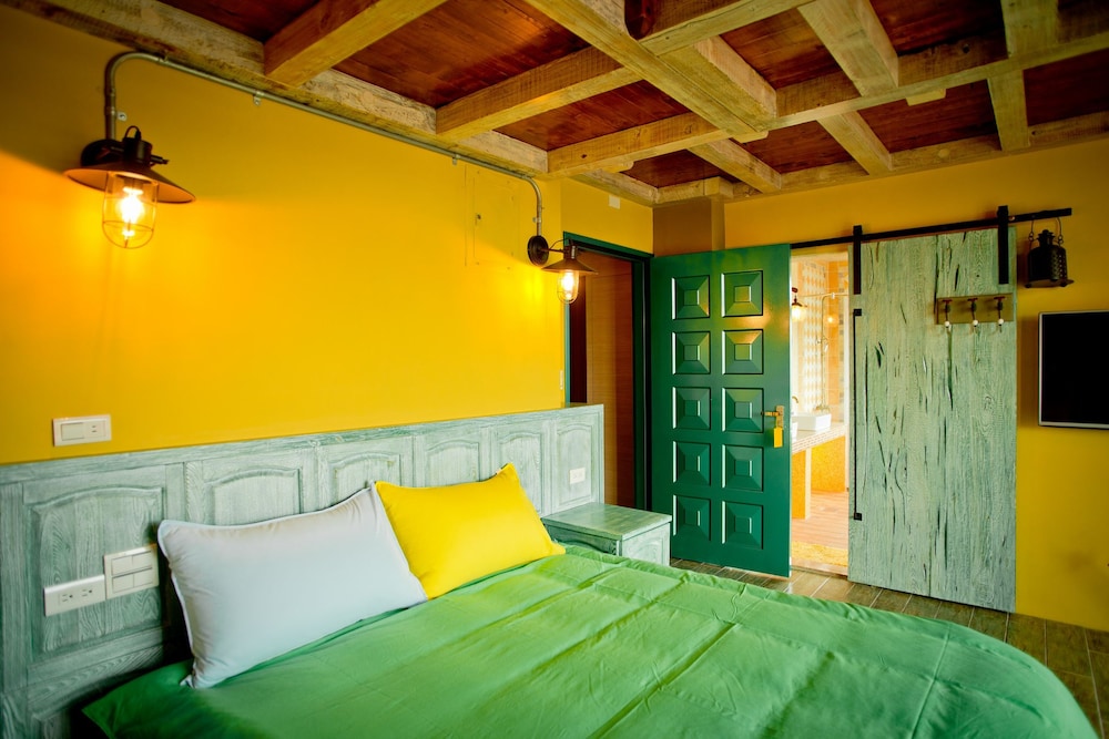 1 BEDROOM, SIGNATURE, LOFT, 1 QUEEN AND 1 SINGLE BED, LAKE VIEW, BALCONY
