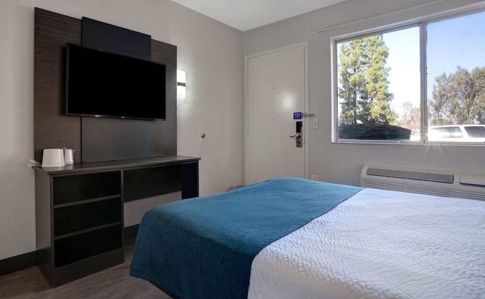 Motel6 Bakersfield, CA - South 31/54