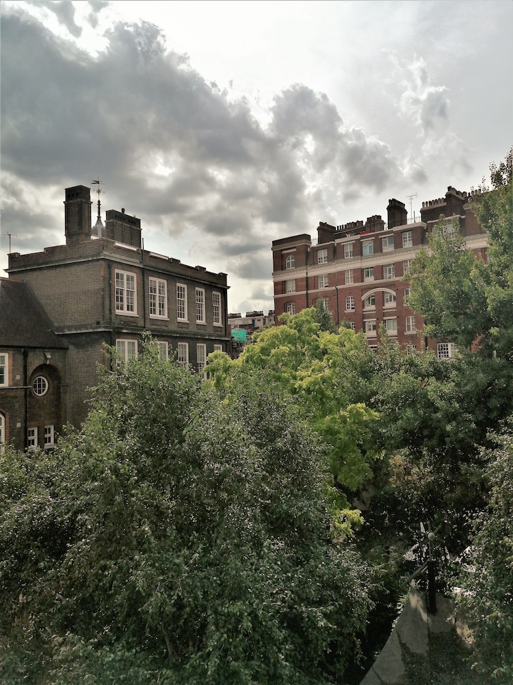Central Hotel 65/73