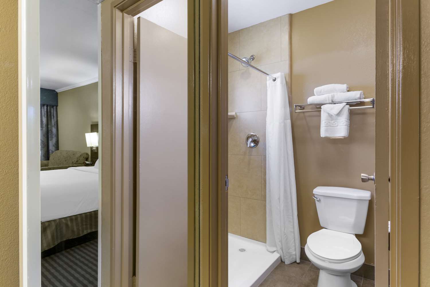 غرفة بسرير كينج مع أريكة، Royal Sun Inn & Suites 4/4