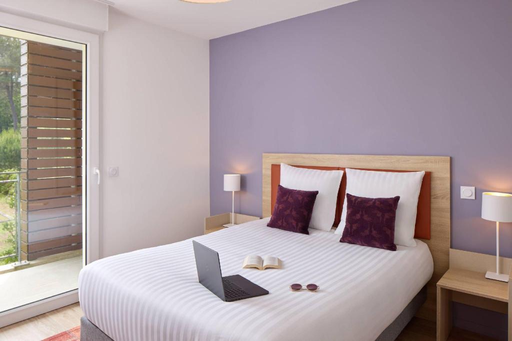 Upgrade, Queen Bed