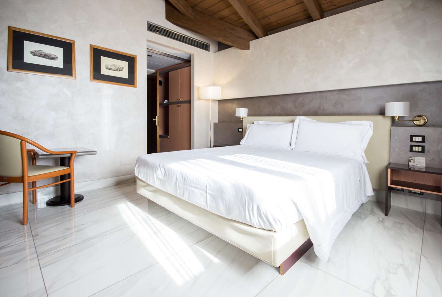 Connecting, Family, 2 Queen Beds, 2 Bathrooms 2/10