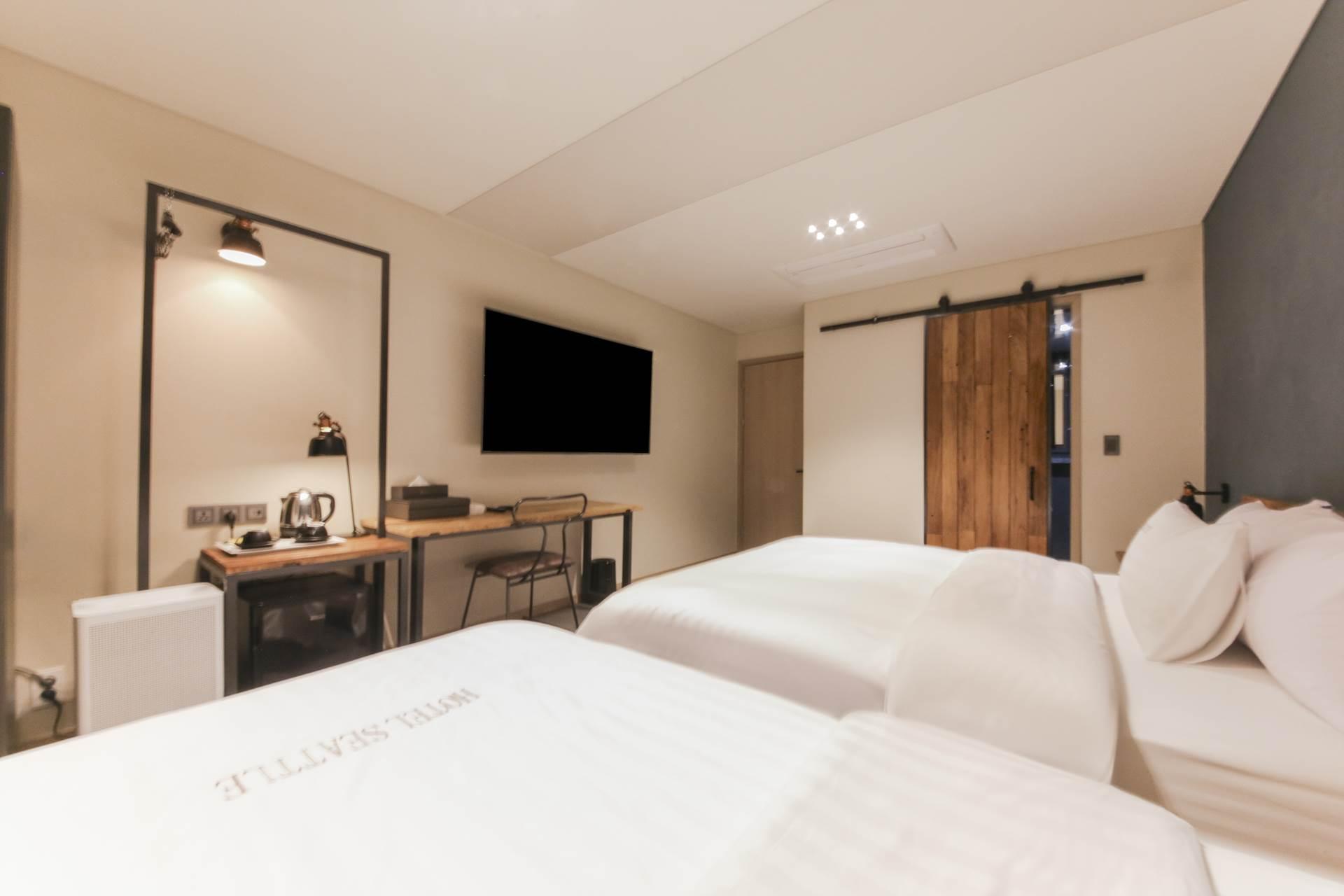 Luxury, Twin Beds, 1 Double and 1 Single Bed