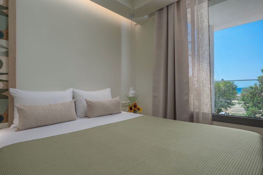 Sandy Seaside Suites 17/66