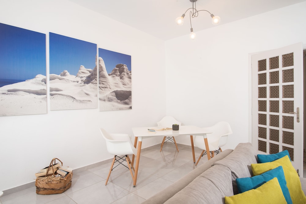 Milos Hotel 24/37