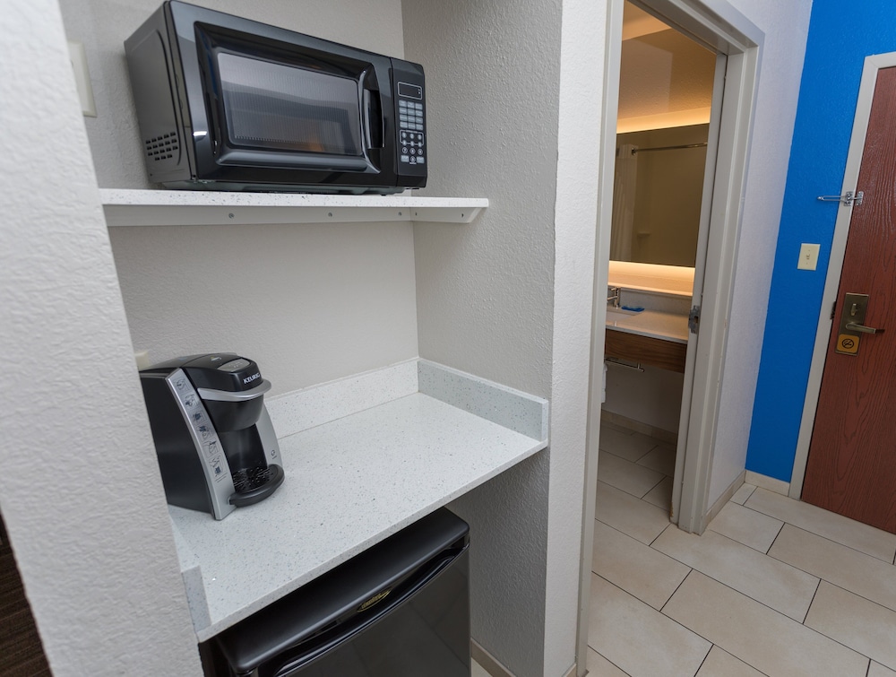 HOLIDAY INN EXPRESS HOTEL SUITES ATHENS 38/61