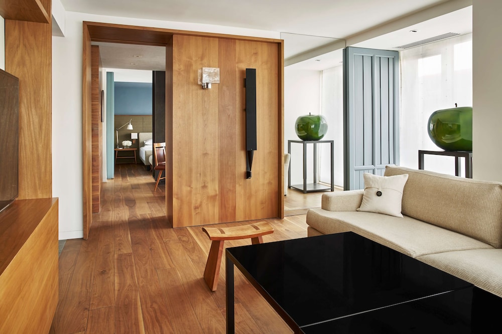 Ambassador, Suite, King Bed