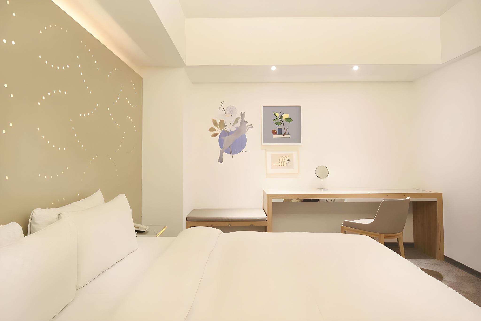 Deluxe, King Bed, Queen Bed, No Window