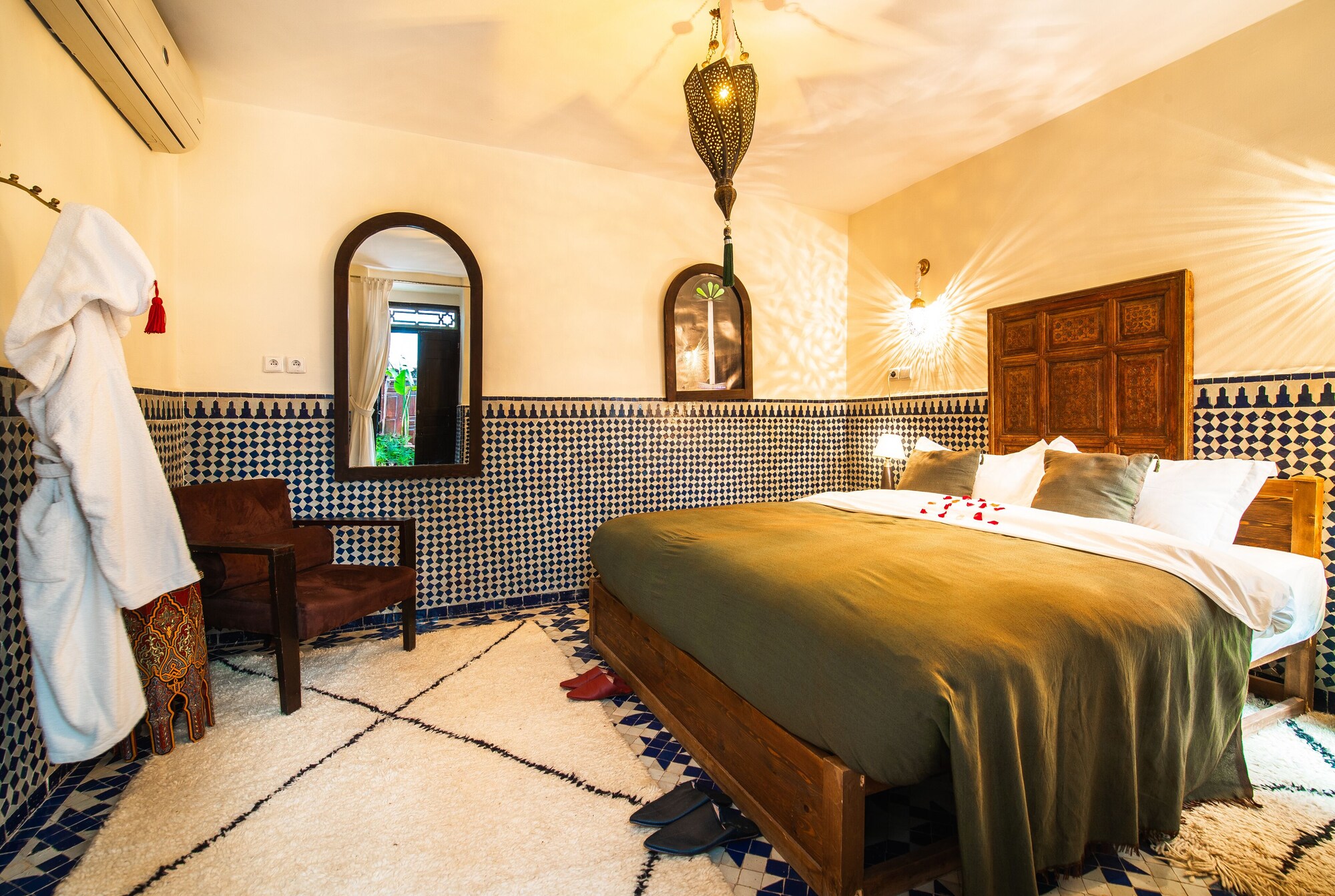 DELUXE, DOUBLE BED