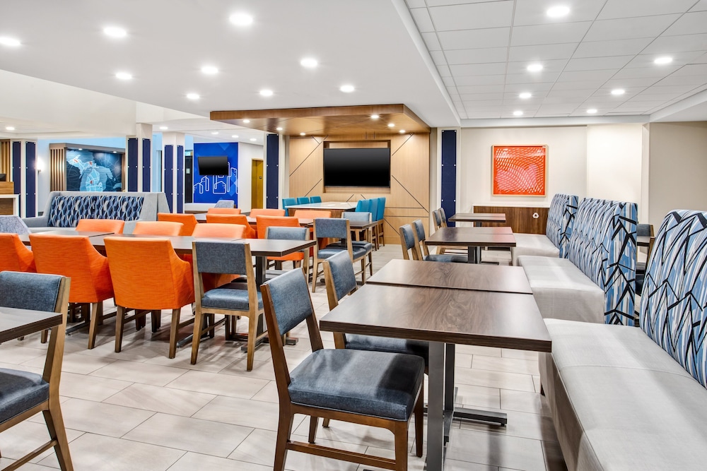 Holiday Inn Express & Suites Belleville (Airport Area) 41/50