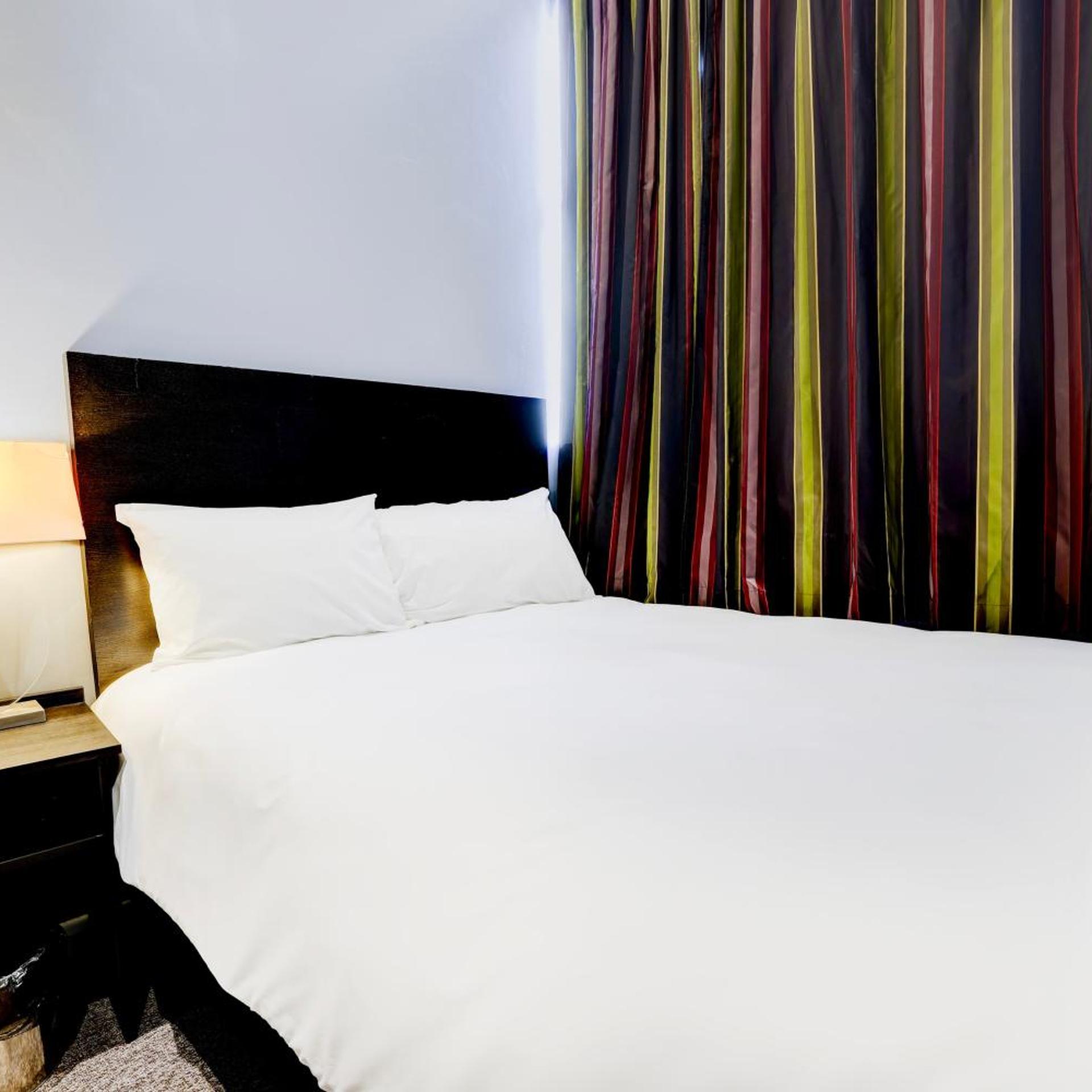 Standard, King Bed, London Shelton Hotel, Finsbury Park 2/4