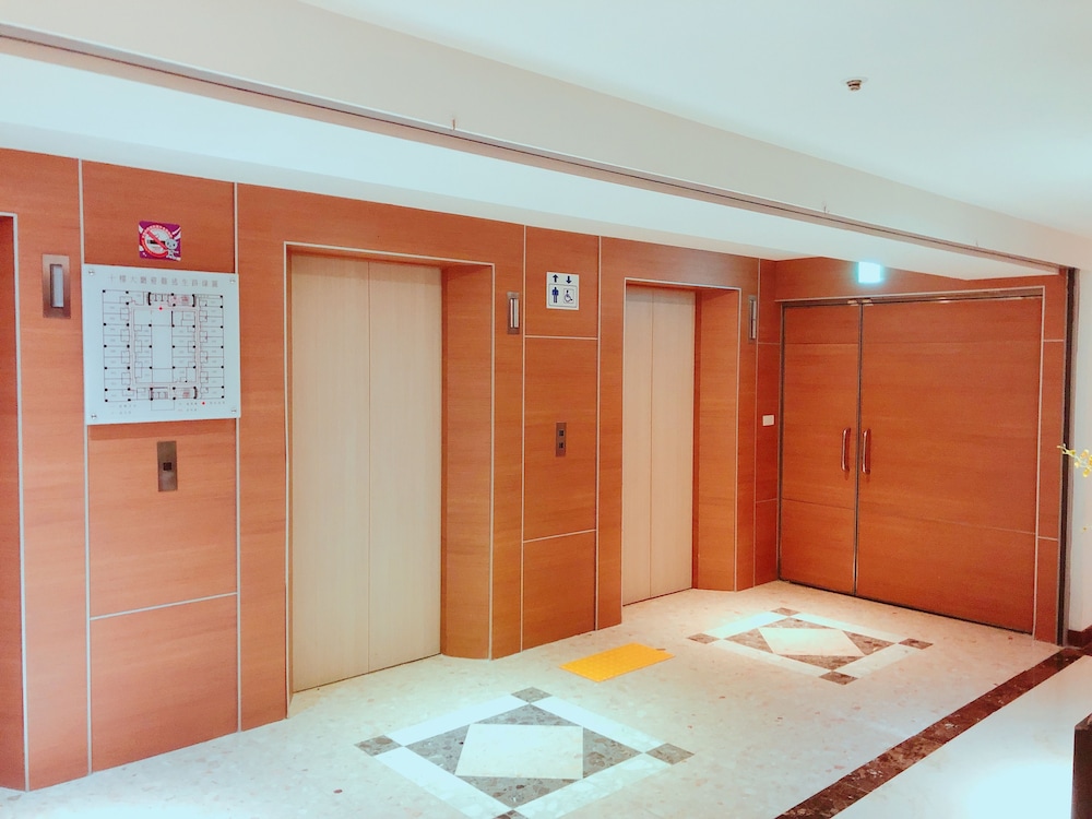 We Meet Hotel 37/68