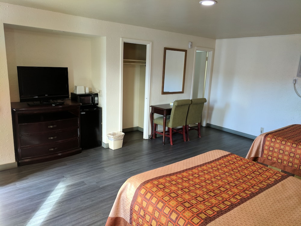 La Hacienda Motel 17/65