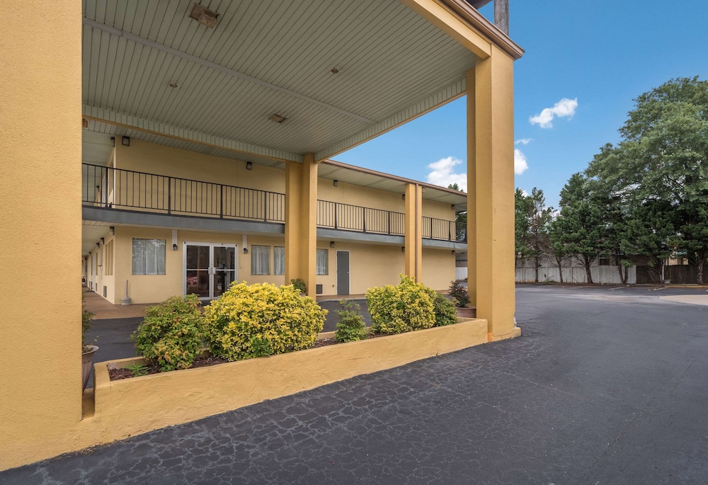 Econo Lodge Thomaston 3/35