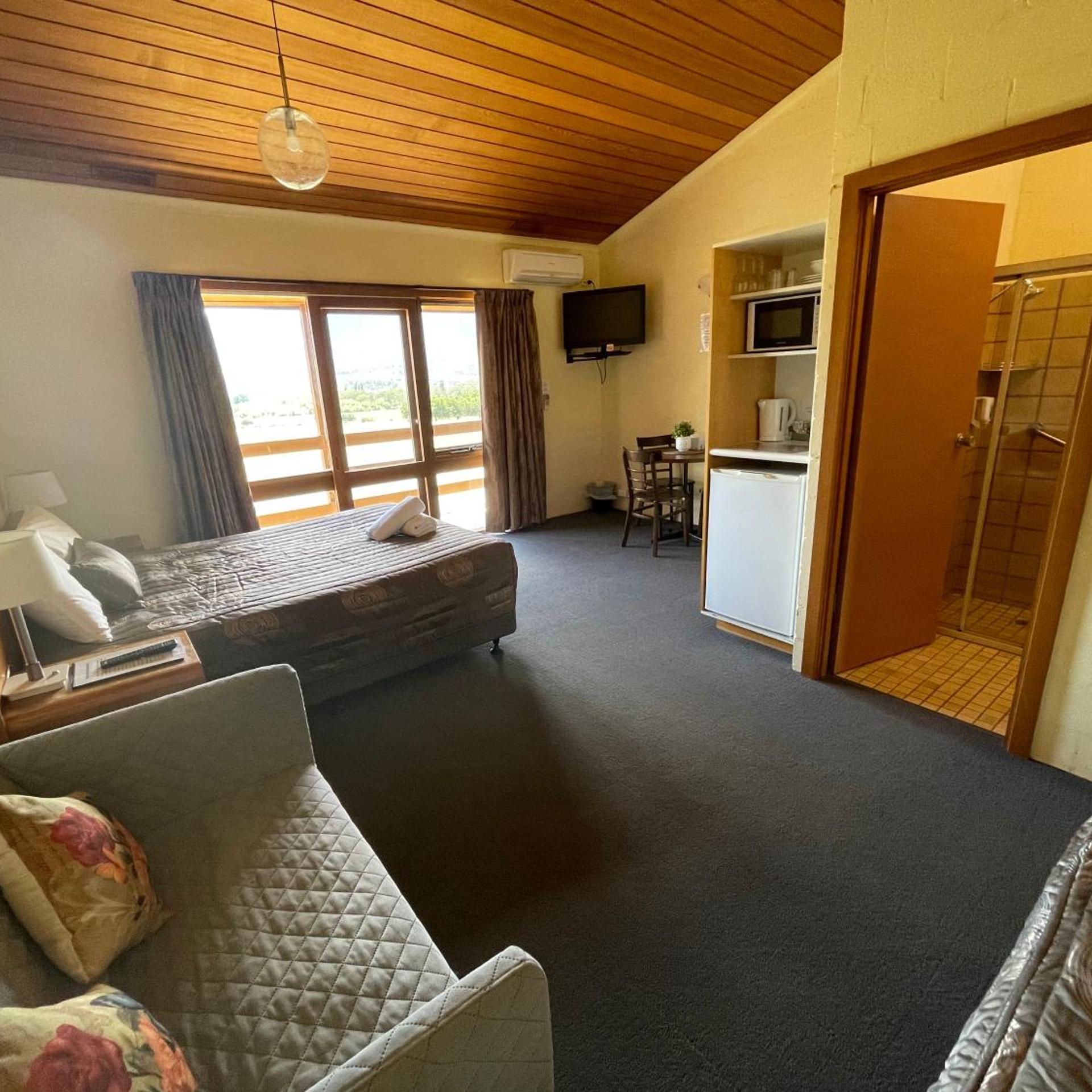 MOUNTAIN CREEK MOTEL 28/50