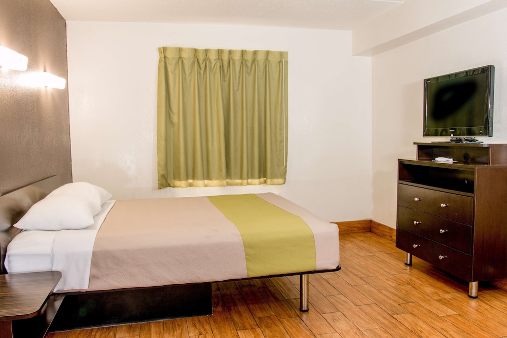 SUITE, QUEEN BED, ACCESSIBLE