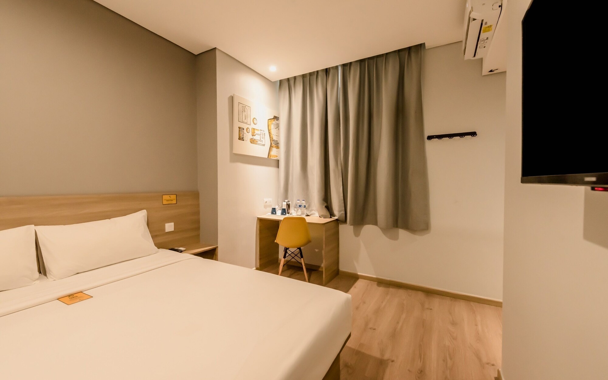 DELUXE, KING BED