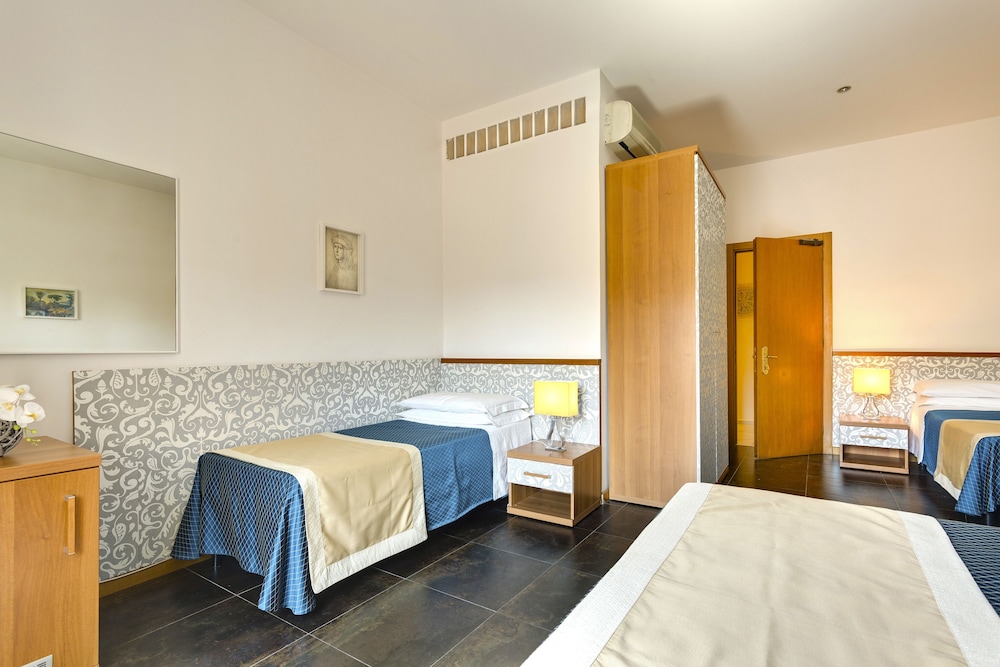 ROOM, QUADRUPLE