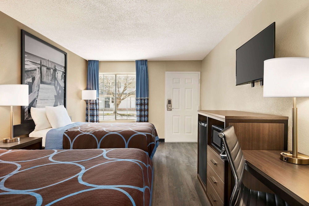 Super 8 By Wyndham Gulfport Near Biloxi 57/57