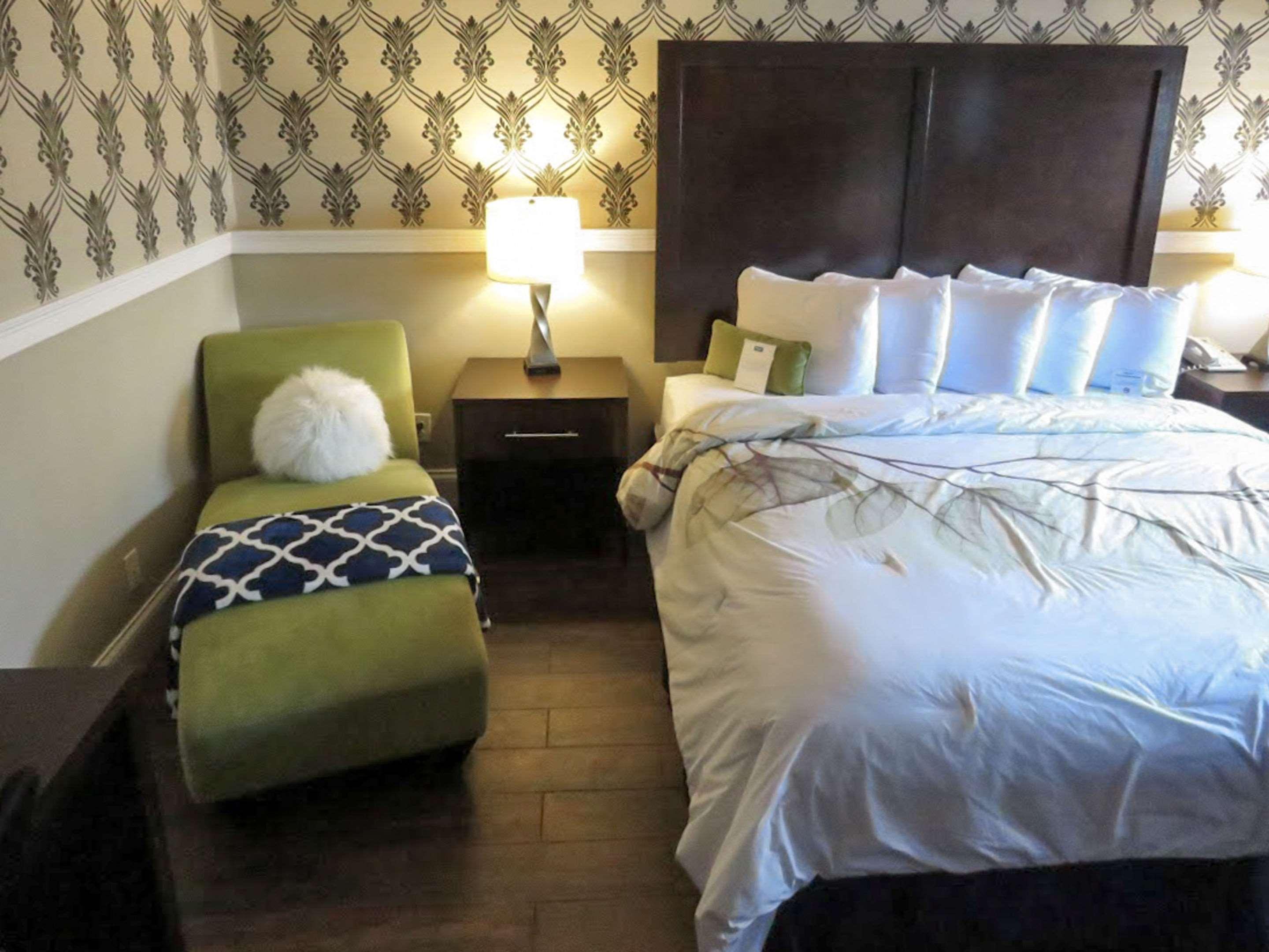 ROOM, KING BED