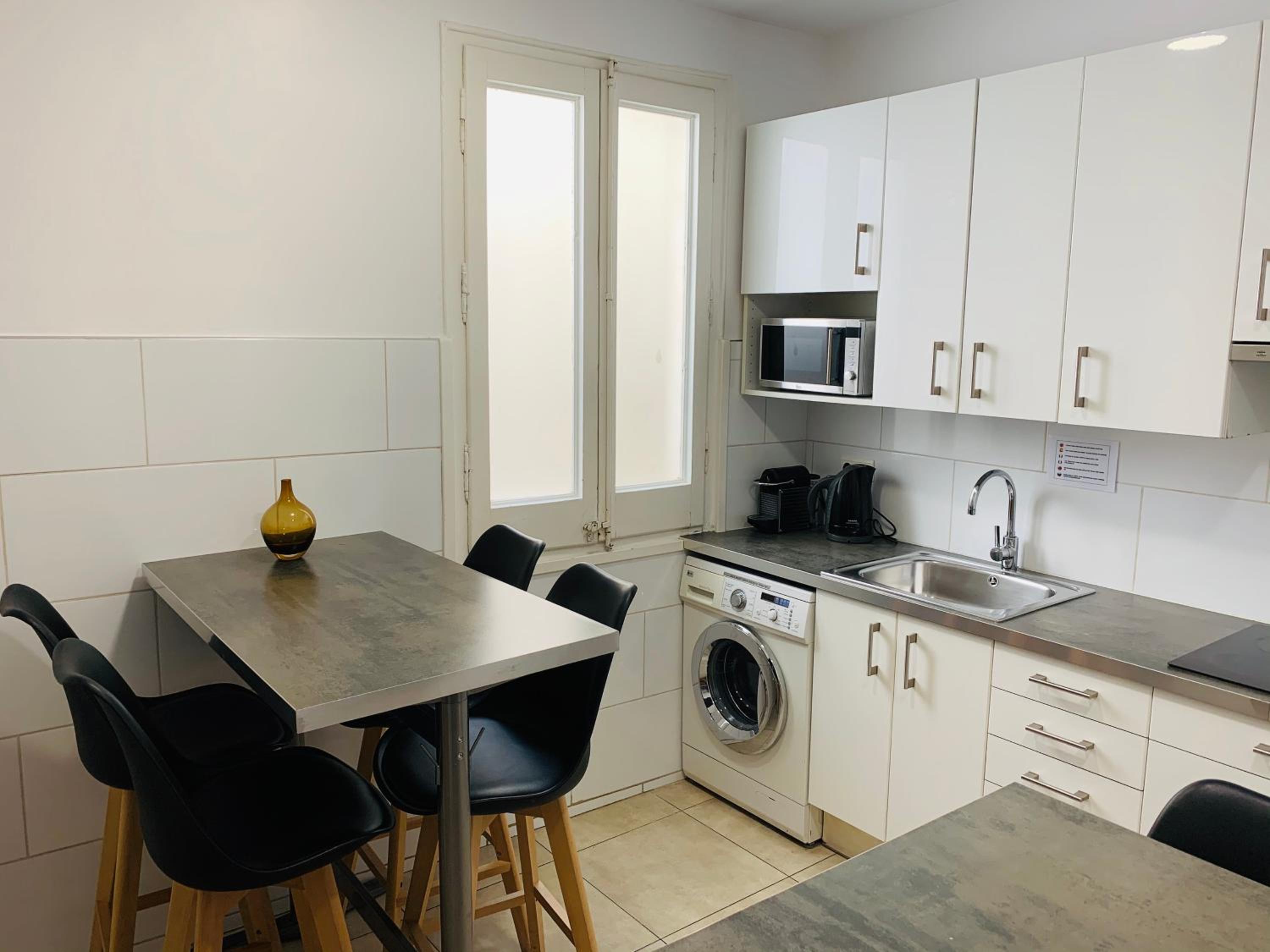 Super Balmes Guest House 10/16