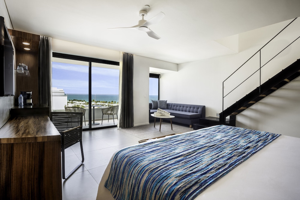 ROOF TOP, SUITE, SKY VIEW, OUTDOOR JETTED TUB