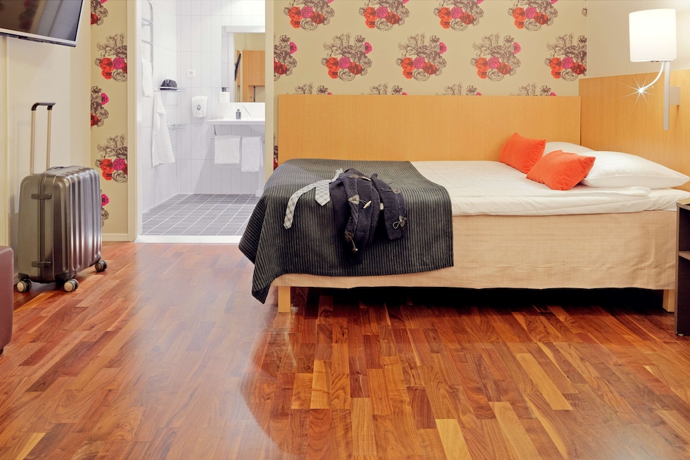 Standard, Queen Bed, No Window